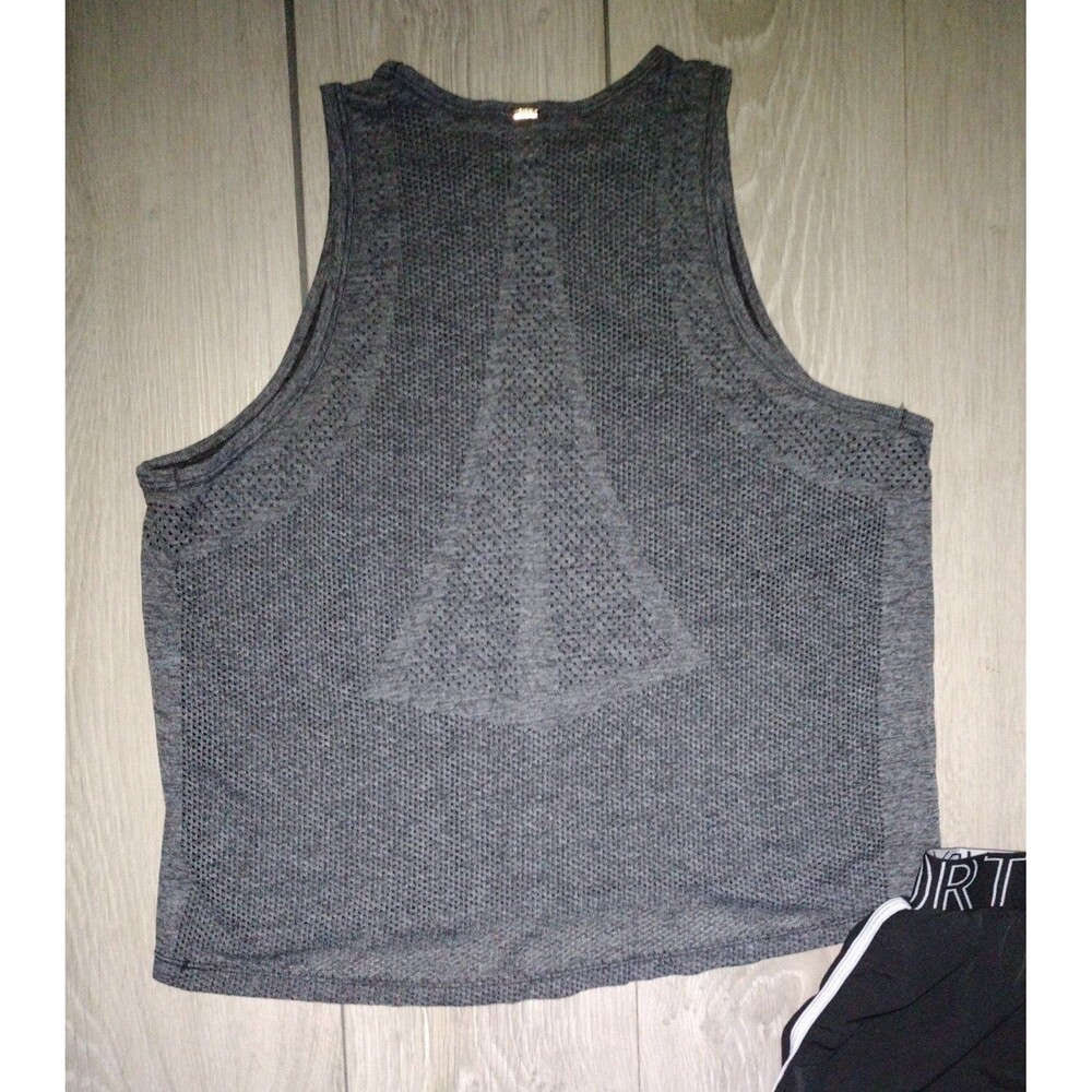 Woman's ActiveWear 2-Piece Bundle - VS Seamless Top & Shorts - Size M/L - Picture 10 of 12